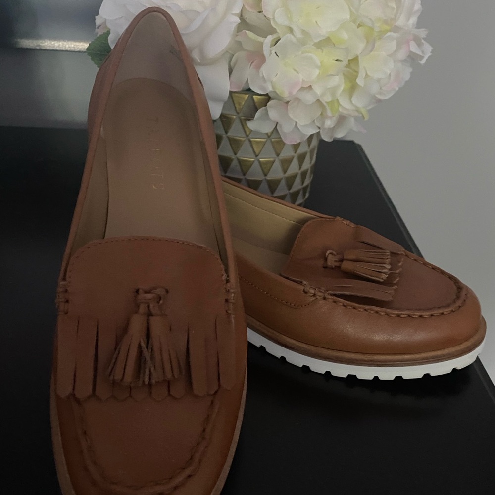 Talbots Women’s Brown Shoes Size 6.5.Tan leather loafers with tassels.